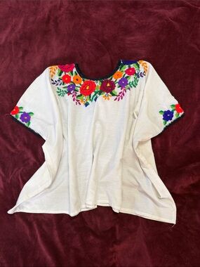 Artisan embroidery T-shirt flowers
